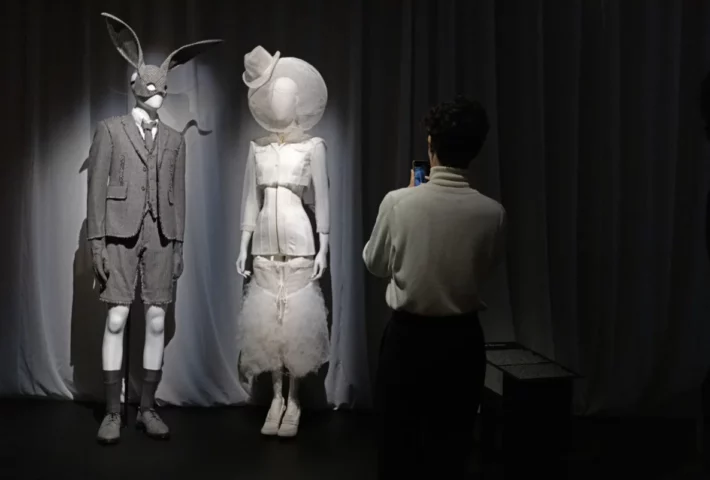 L&rsquo;un des Expositions les Plus Captivantes de 2025 : 5 Raisons de Ne Pas Manquer l&rsquo;Exposition « Stephen Jones, chapeaux d&rsquo;artiste »